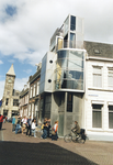 501207 Gezicht in de Drift te Utrecht vanaf de Kromme Nieuwegracht; in het midden het door architect Hans Sluijmer ...
